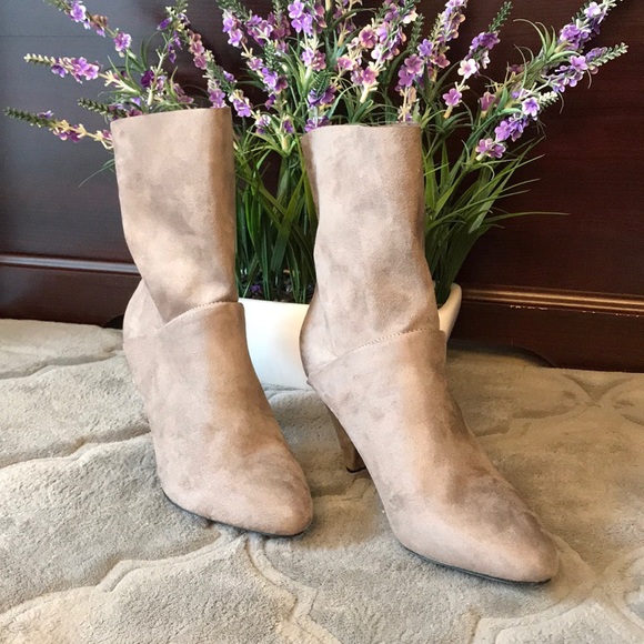 NEW Beautiful Suede Boots 👢 - Picture 2 of 7